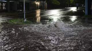 Em menos de uma hora, forte chuva transforma ruas de Corumb&aacute; em rios