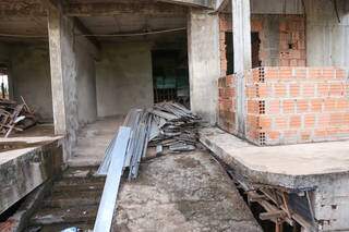 Restos de materiais de construção em terreno de prédio na Rui Barbosa. (Foto: Paulo Francis)