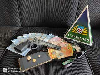 Dinheiro trocado, arma falsa e celular foram apreendidos com o autor. (Foto: Divulgação 1º BPM)