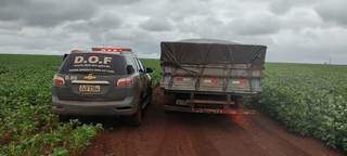 Caminhão foi abandonado pelo motorista (Foto: Divulgação/DOF)