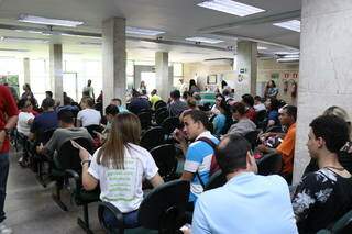 Candidatos à vagas de emprego na sede da Funtrab, em Campo Grande. (Foto: Marcos Maluf)