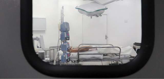 Pacientes da Santa Casa aguardam leitos em sala cir&uacute;rgica improvisada