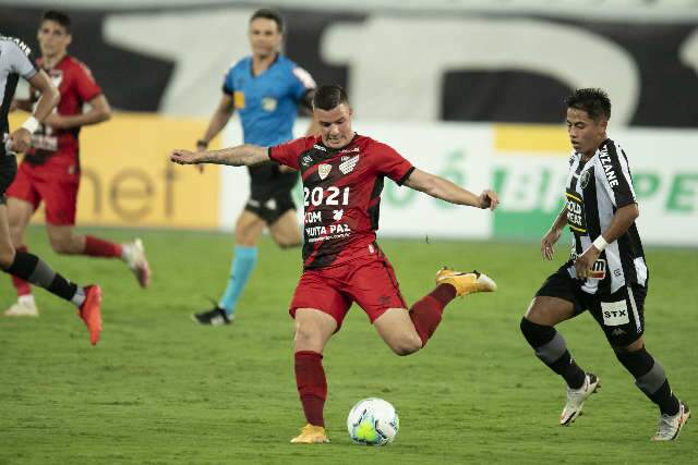 Athletico-PR vence no Engenh&atilde;o e empurra Botafogo para mais perto da S&eacute;rie B