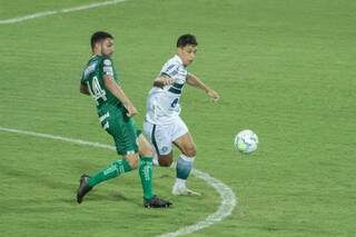 Sarrafiore jogador do Coritiba disputa lance com Henrique jogador do Goiás durante partida no estádio Couto Pereira pelo campeonato Brasileiro A 2020. (Foto: Estadão Conteúdo) 