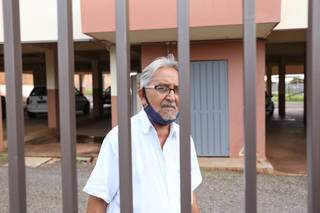 Ramão Rodrigues, de 83 anos, conta que obras estão paralisadas há quase 20 anos. (Foto: Paulo Francis)