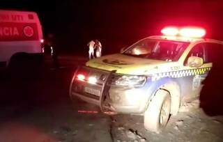 Viatura da polícia rodoviária estadual no lugar onde ambulância foi achada, depois de 23 horas. 