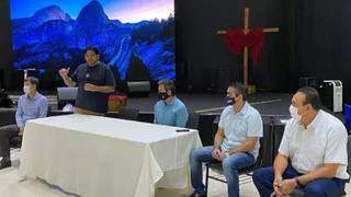 Na mesa durante a reunião, pastor Ronaldo, Wilton (microfone), Marquinhos, Herculano e Carlão (Foto: Reprodução/Instagram)