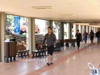 Corredor da UFMS, em Campo Grande, que está com inscrições abertas para pós-graduação. (Foto: Arquivo/Campo Grande News)