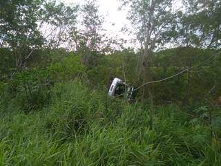 Carro ficou pendurado, preso á uma árvore (Foto:Divulgação/PM)