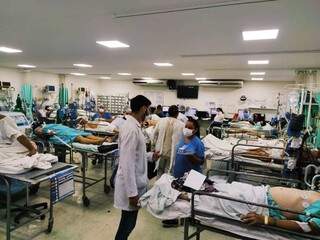 Pacientes da Santa Casa aguardam leitos em sala cir&uacute;rgica improvisada