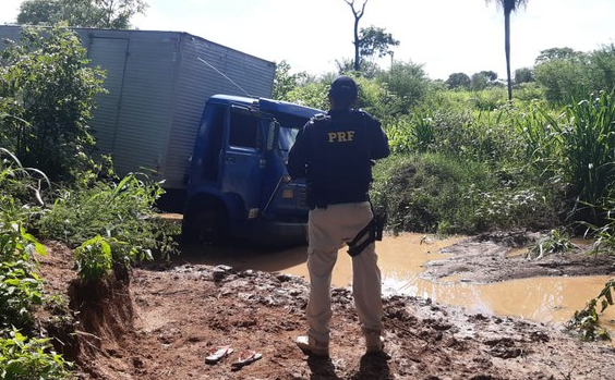 Pol&iacute;cia localiza caminh&atilde;o roubado de motorista que foi mantido ref&eacute;m