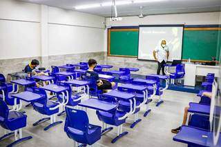 Alunos em sala de aula após a volta em outubro. (Foto: Henrique Kawaminami)