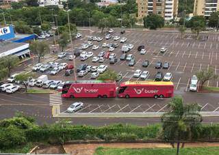Dois ônibus da Buser no estacionamento do Carrefour, em imagem da tarde desta quinta-feira (Foto: Direto das Ruas)