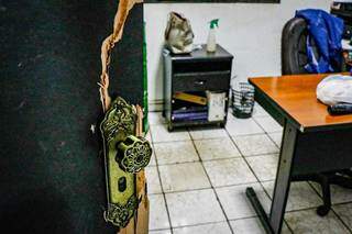 Ap&oacute;s furto de cofre, bandidos atiram contra policiais e um acaba preso