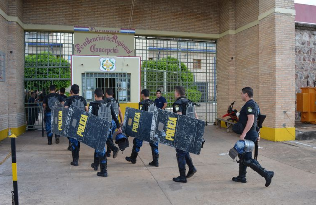 Pol&iacute;cia encontra dinamite escondida em parede de cela do PCC 