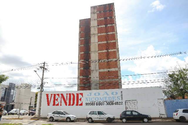 &ldquo;Vizinhos chatos&rdquo;, pr&eacute;dios inacabados h&aacute; d&eacute;cadas s&atilde;o problema cr&ocirc;nico em bairros