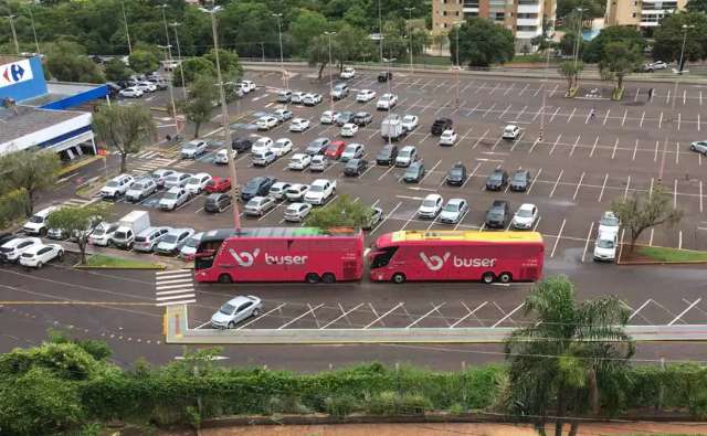 Parada de aplicativo de &ocirc;nibus em shopping vira tormento para vizinhos