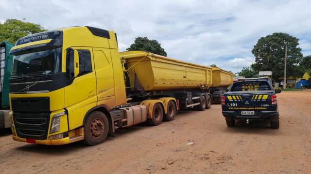 B&ecirc;bado, motorista de carreta dirige &quot;igual louco&quot; na BR-262, &eacute; parado e preso 