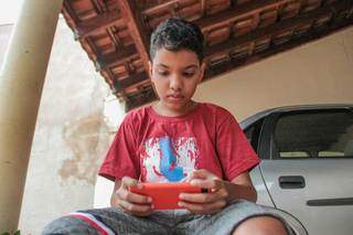 Jo&atilde;o vendeu videogame para comprar iPhone, caiu em golpe, mas achou o bandido