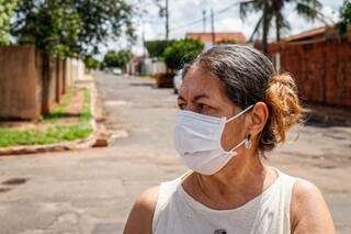 A dona de casa Manoela Machado mora há 30 anos no endereço e diz nunca ter visto sinalização no local (Foto: Henrique Kawaminami)