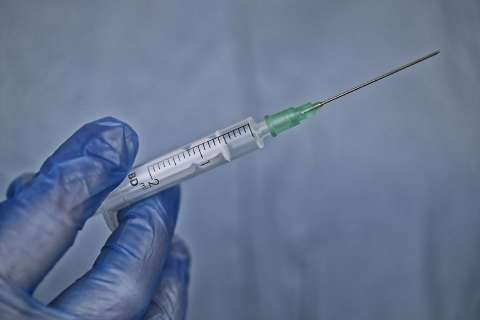 Agulhas e seringas estão garantidas, dizem prefeitura e Estado sobre vacina