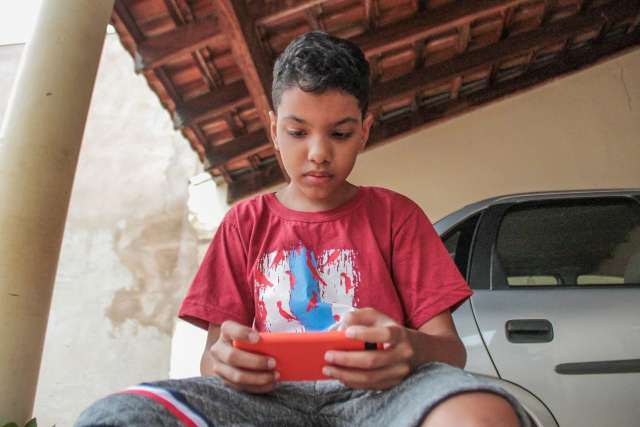 Jo&atilde;o vendeu videogame para comprar iPhone, caiu em golpe, mas achou o bandido