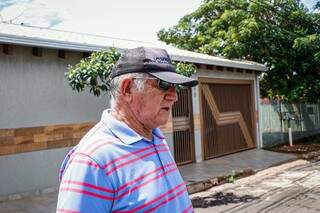 O aposentado Felipe Santiago conta que acidentes são recorrentes na Rua Jerônimo de Carvalho (Foto: Henrique Kawaminami)