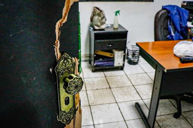 Ap&oacute;s furto de cofre, bandidos atiram contra policiais e um acaba preso