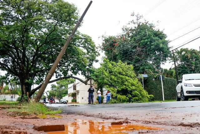 Rua &eacute; interditada ap&oacute;s caminh&atilde;o puxar fia&ccedil;&atilde;o e atingir poste