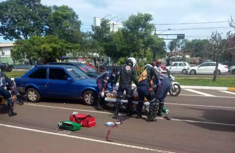 Passageiro de moto &quot;voa&quot; em colis&atilde;o com carro na Afonso Pena
