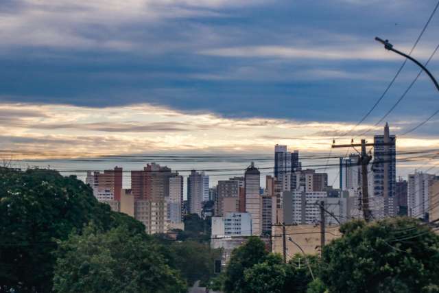 Sexta-feira ter&aacute; tempo abafado com possibilidade de pancadas de chuvas em MS