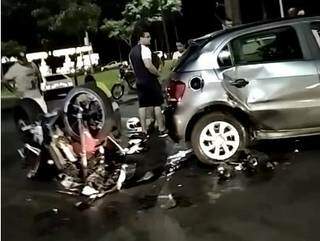 Batida entre carro e moto deixa tr&acirc;nsito tumultuado