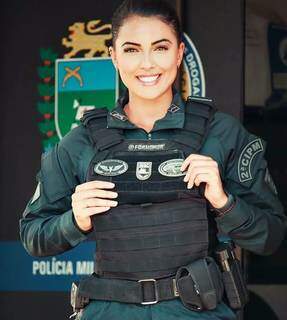 Aos 27 anos, Juliane é soldado na força da PM em Maracaju (Foto: Arquivo Pessoal)