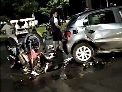 Batida entre carro e moto deixa tr&acirc;nsito tumultuado