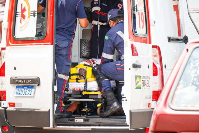 Ap&oacute;s &#039;fechada&#039;, dois idosos ficam feridos em colis&atilde;o na avenida Gury Marques