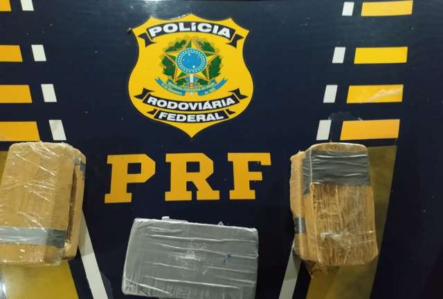 Mulheres s&atilde;o presas com coca&iacute;na &quot;colada&quot; ao corpo com fita adesiva 