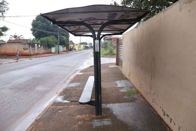 Em ponto de &ocirc;nibus onde cozinheira foi esfaqueada, medo &eacute; rotina entre mulheres