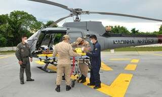 Idosa &eacute; socorrida em helic&oacute;ptero da Marinha de &aacute;rea de dif&iacute;cil acesso em Corumb&aacute;