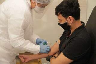 Voluntário de Campo Grande é vacinado para testagem (Foto: Marcos Maluf/Arquivo)