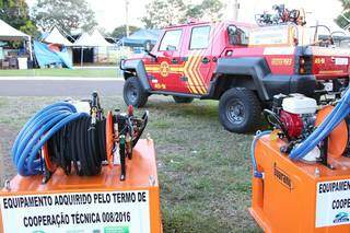 Pick-up com equipamento específico para combate a incêndio florestal (Foto: Ascom/CBM-MS)