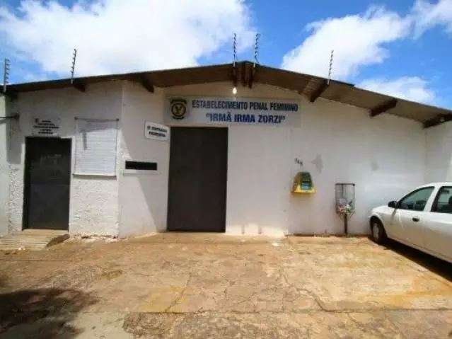Presas fazem buraco no telhado de cela no pres&iacute;dio feminino 