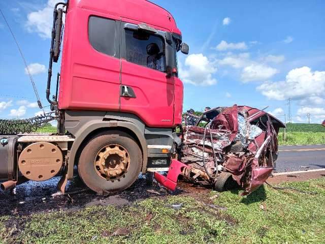 Homem morre ao bater ve&iacute;culo de frente com carreta na BR-163