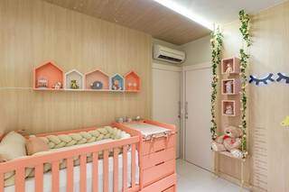Aqui, exemplo de quarto do bebê com bom uso de madeira (Foto: Rafael Lima)