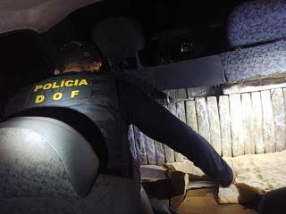 Dois s&atilde;o presos em flagrante com 114 kg de maconha escondida em carro