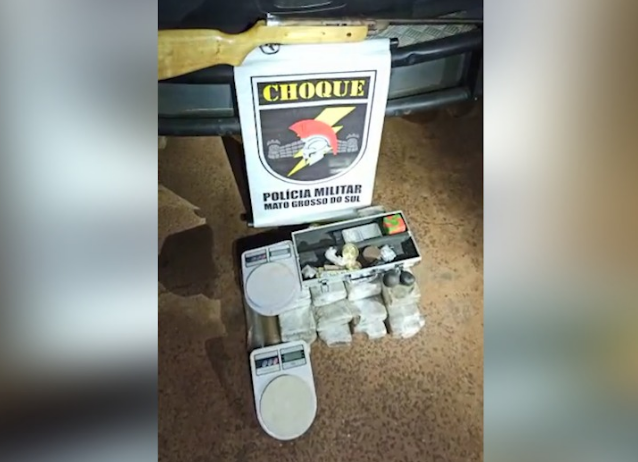  Foragido por homic&iacute;dio, traficante &eacute; preso com droga enterrada 