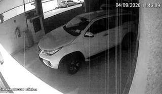 No dia 4 de setembro, Toyota Hilux SW4 é furtada de concessionária em Goiânia. (Foto: Reprodução de processo na Justiça de SP)