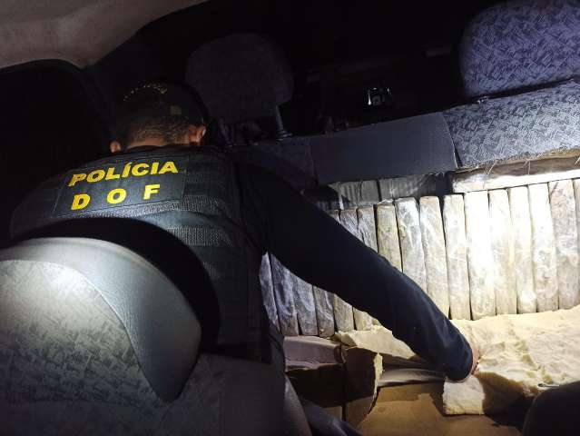 Dois s&atilde;o presos em flagrante com 114 kg de maconha escondida em carro
