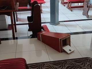 Ladr&otilde;es arrombam igreja e fogem levando dinheiro de cofre