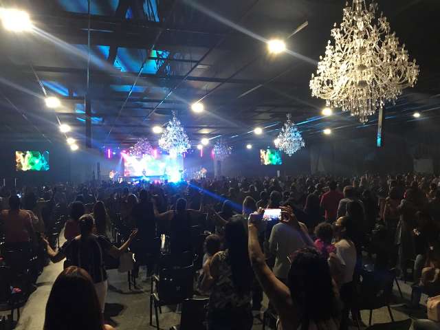 Pr&eacute;dio luxuoso &quot;aposentou&quot; shows, mas lota com fi&eacute;is em culto