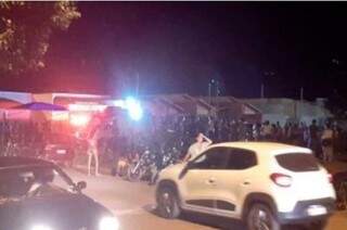 Homem passa atirando, mata jovem e deixa outro gravemente ferido